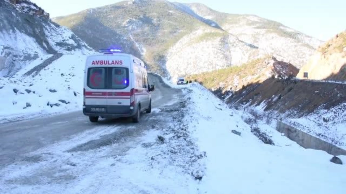 GÜMÜŞHANE - Dere yatağına devrilen tırın sürücüsü yaralandı