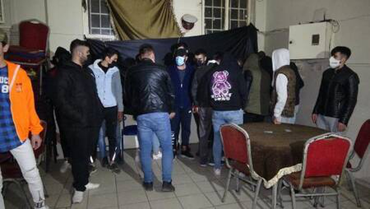Son dakika haber! İnternet kafeyi polis bastı, masanın altına saklanan kişi \'Ayakkabımı bağlıyordum\' dedi