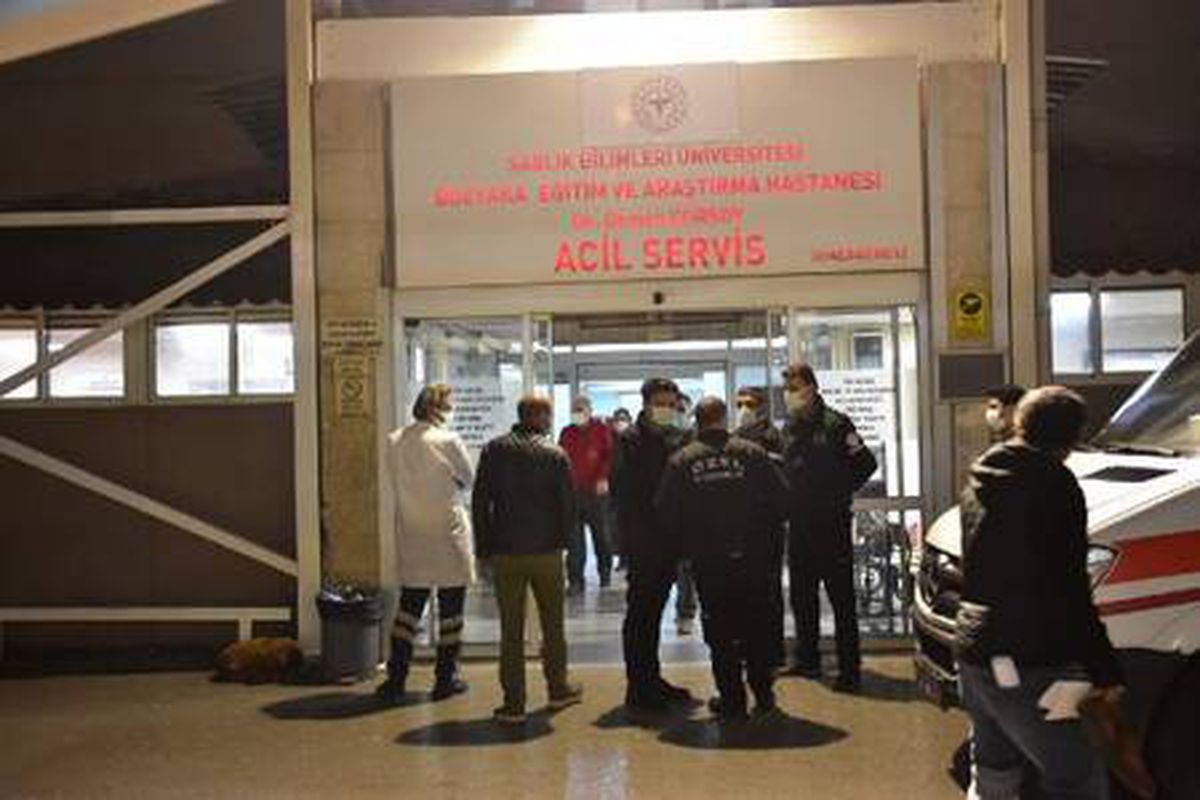 İzmir\'de, kısıtlamada sokak ortasında komşu kavgası: 4 yaralı