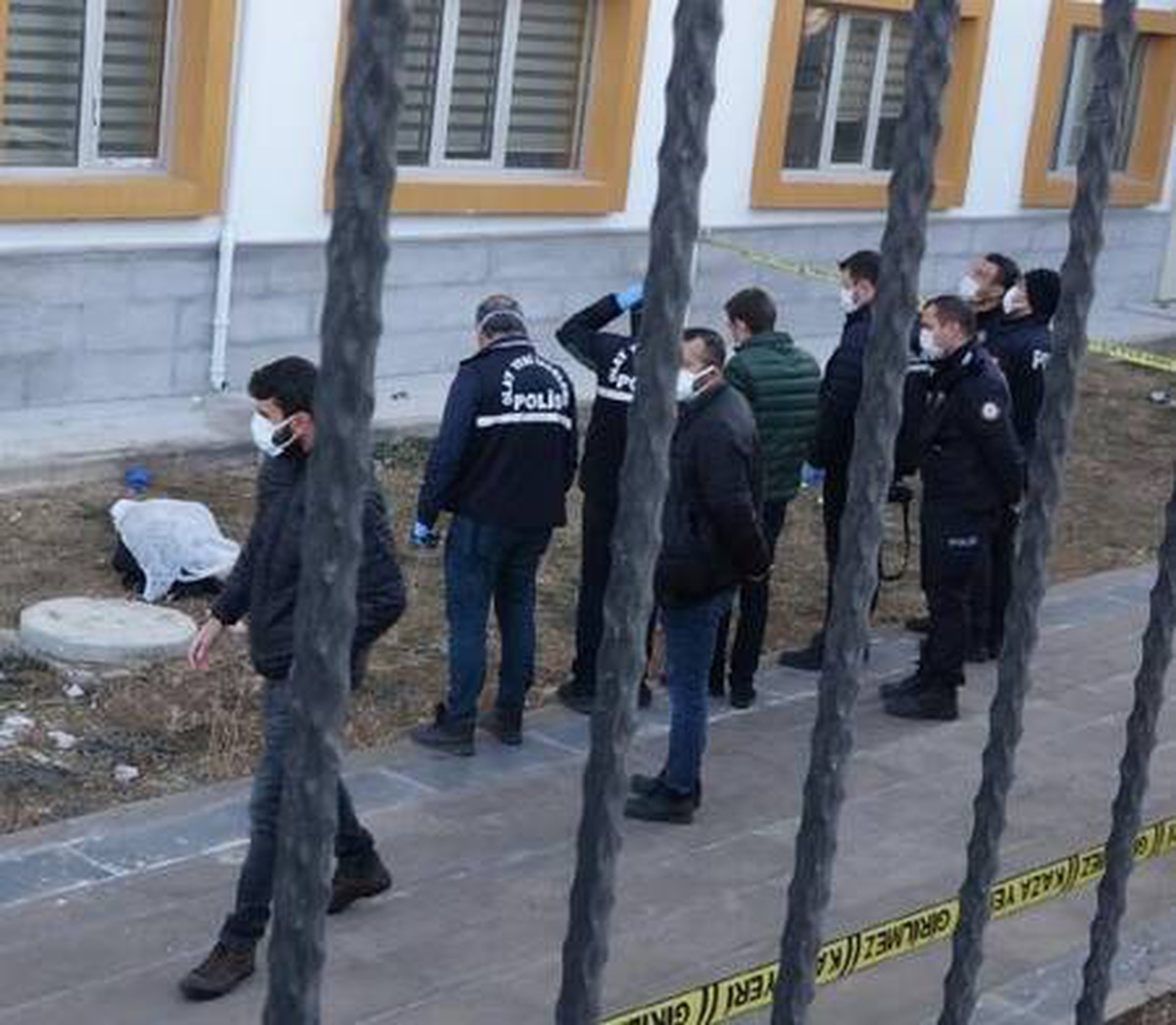 Karantinada kaldığı bina önünde ölü bulundu
