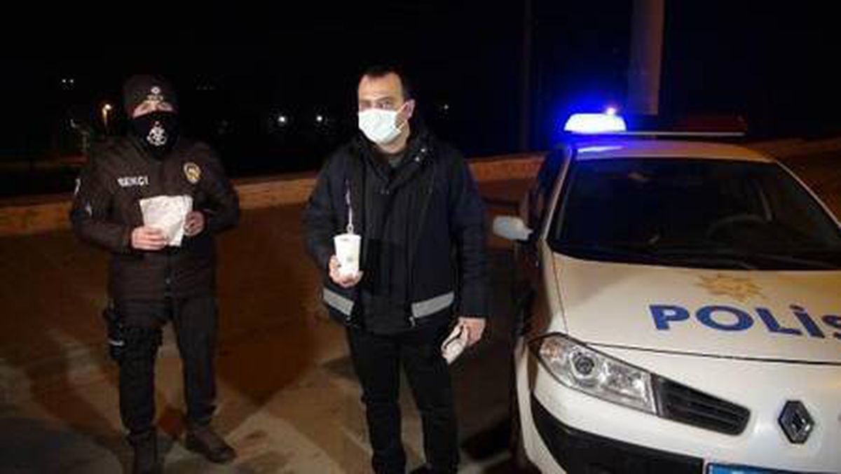 Kırıkkale Belediyesi, kısıtlamada görevli polislere çorba ikram etti