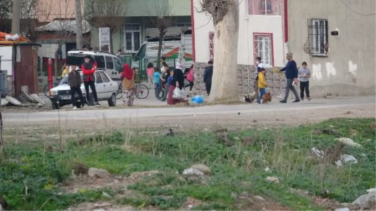 Son dakika... Kısıtlamayı ihlal ettiler, polisi görünce kaçtılar