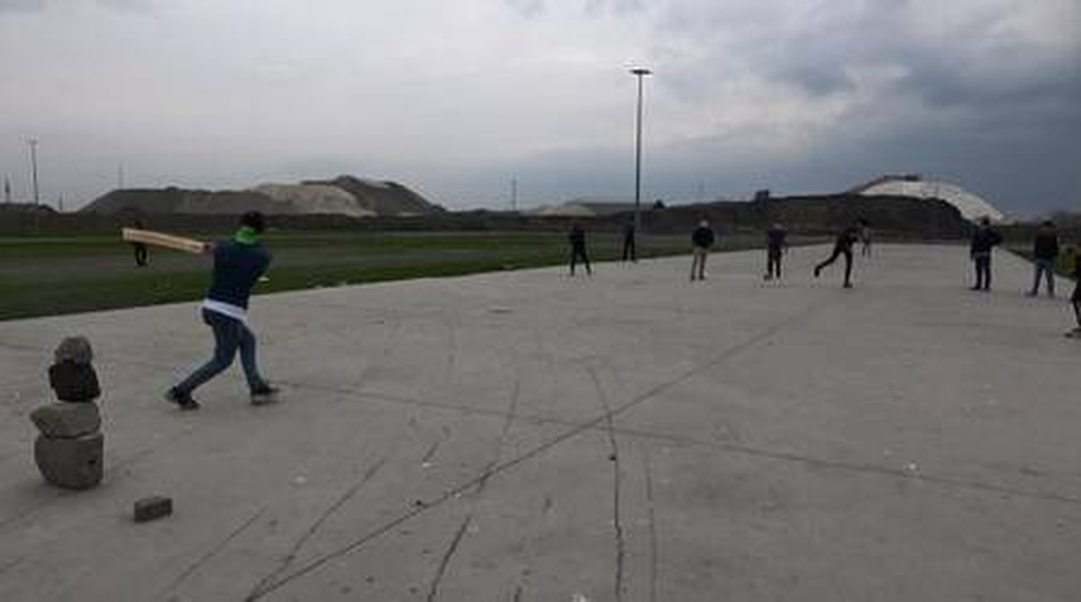 Kriket oynayan yabancı uyruklular böyle kaçtı