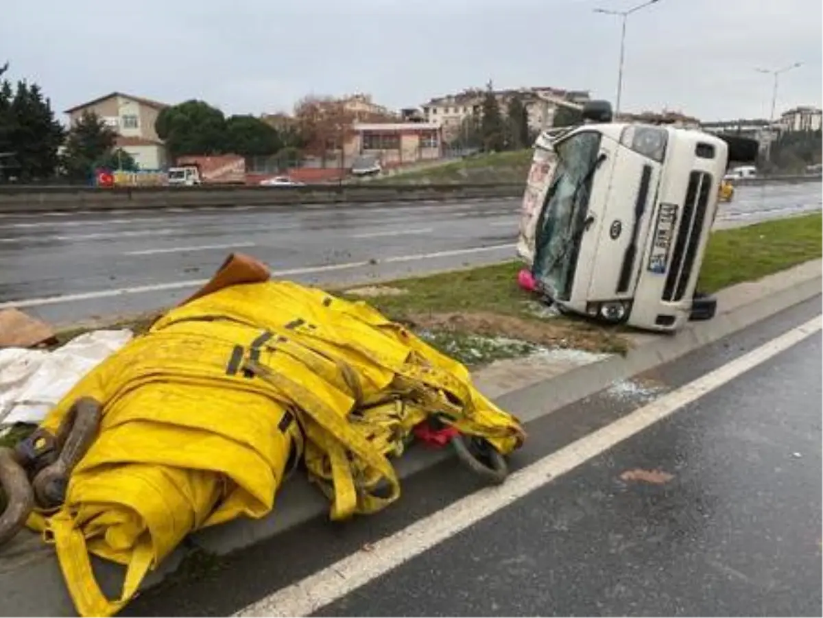 Maltepe D-100 Karayolu'nda kamyonet devrildi