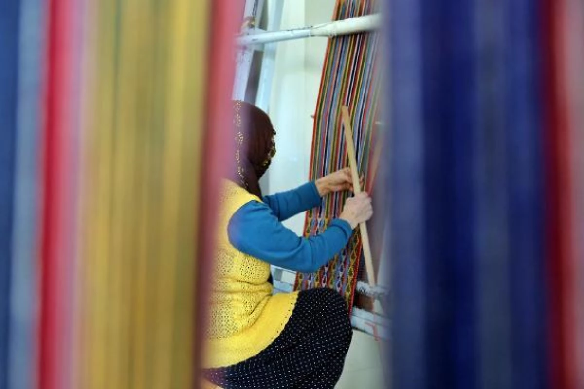 Ninelerinden öğrendiği 'cicim'i gençlere aktarıyor