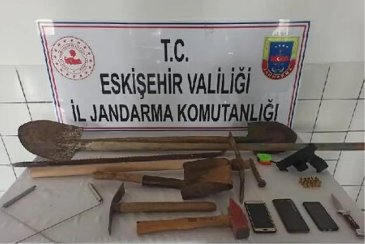 Sokak kısıtlamasına rağmen izinsiz define ararken yakalandılar