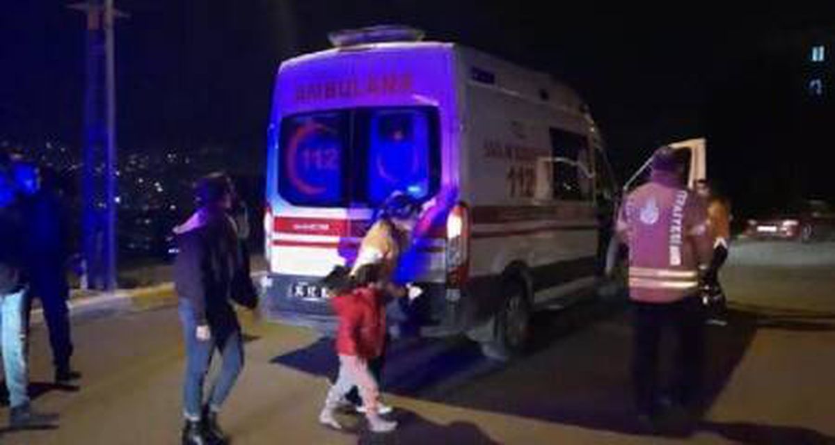 Sultanbeyli\'de otomobil binanın bahçesine uçtu: 3 yaralı