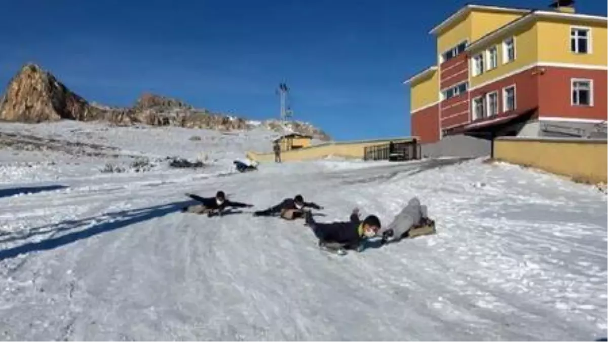 Son dakika haberi! Van'da çocukların tahta kızakla kayak keyfi