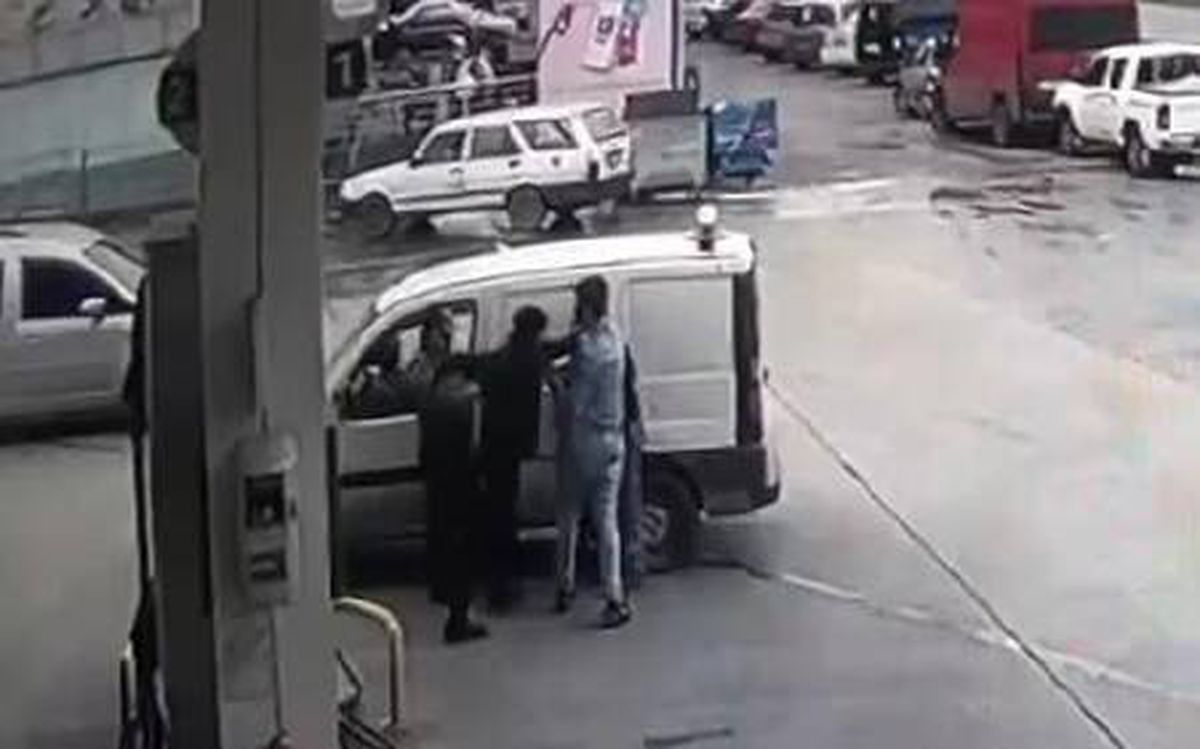 Akaryakıt istasyonunda sürücüye saldırı anı güvenlik kamerasında