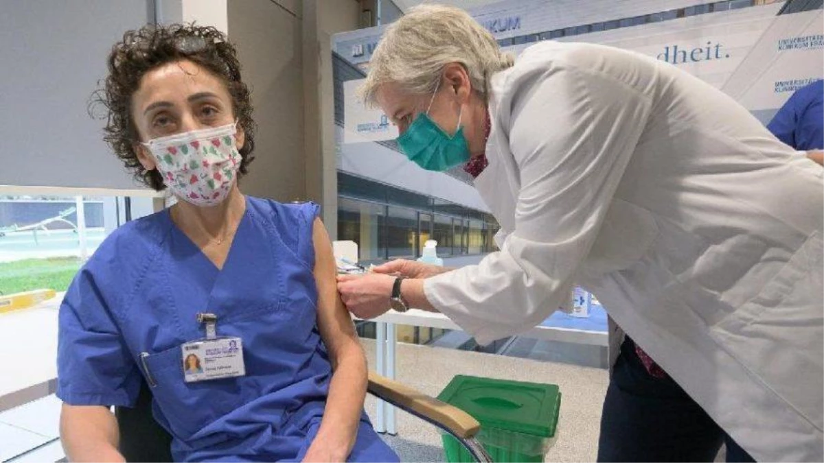 Almanya\'da BioNTech koronavirüs aşısı olan ilk Türk Zeynep Hemşire oldu