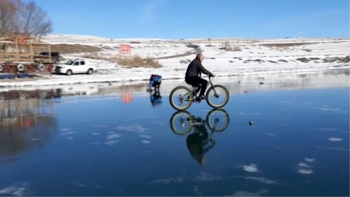 Son dakika haberi... Buz tutan Çıldır Gölü üzerinde bisiklet turu heyecanı