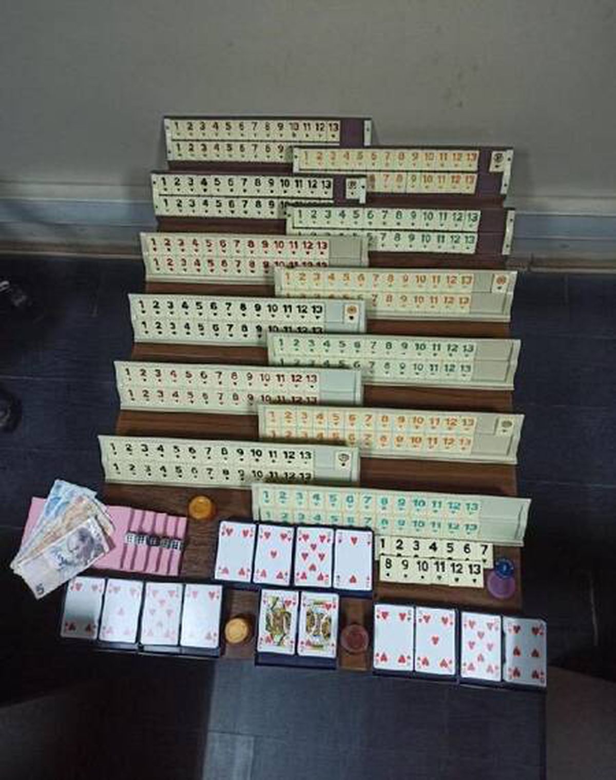 Son dakika gündem: Denizli\'de evlerde kumar oynayan 38 kişiye yaklaşık 81 bin lira ceza