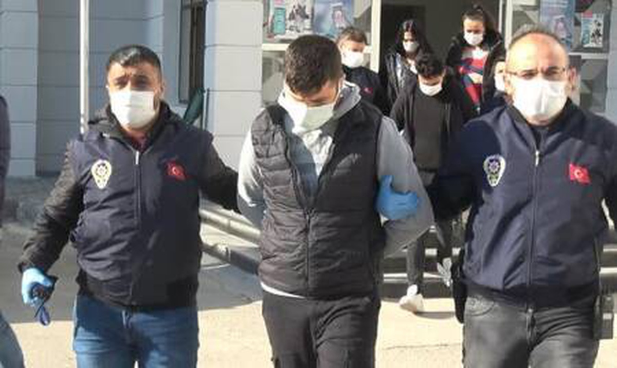 Düşük ayarlı altınla kuyumcuları dolandıran 3 kişi tutuklandı