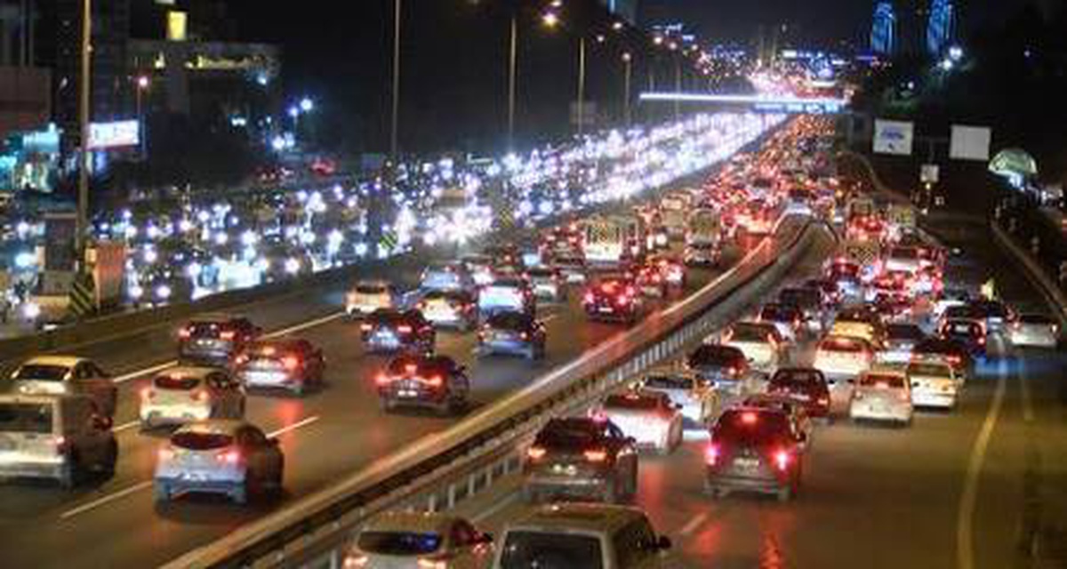 (Ek Fotoğraflarla) İstanbul\'da trafik yoğunluğu yüzde 71\'e ulaştı