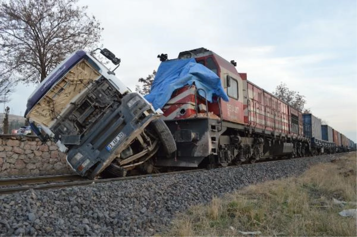 Elazığ\'da tren, kamyona çarptı: 5 yaralı