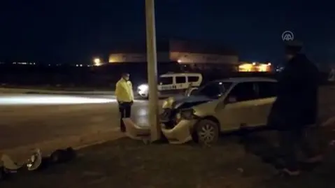 Elektrik direğine çarpan otomobildeki 2 kişi yaralandı Elektrik direğine çarpan otomobildeki 2 kişi yaralandı