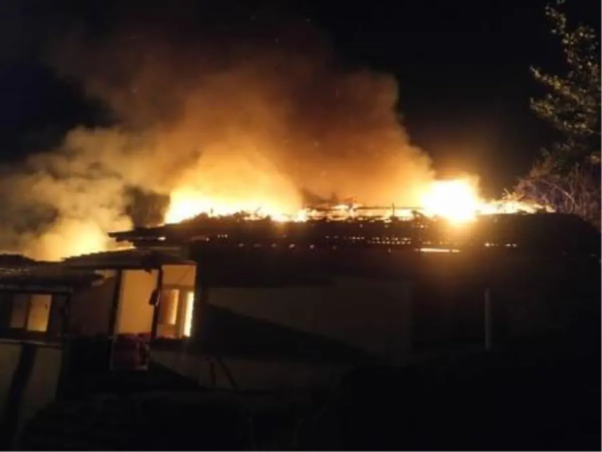 Gölcük'te ahşap ev ile ahır, alev alev yandı