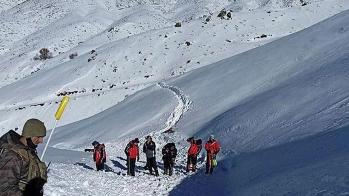 Hakkari\'de çığ altında kalan ikinci askerin cansız bedenine ulaşıldı