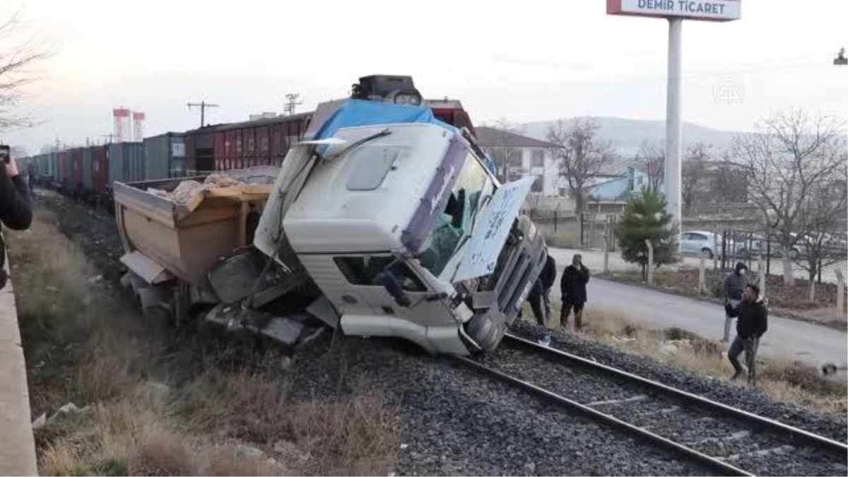 Elazığ\'da hemzemin geçitte tıra yük treni çarptı: 5 yaralı