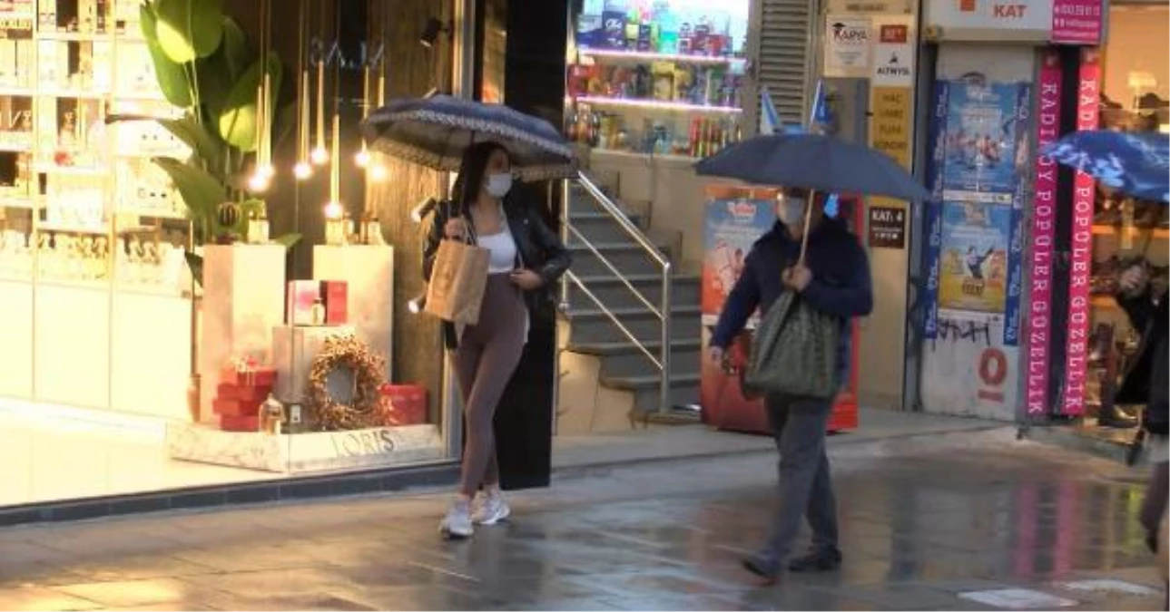 Kadıköy'de yağış vatandaşları hazırlıksız yakaladı