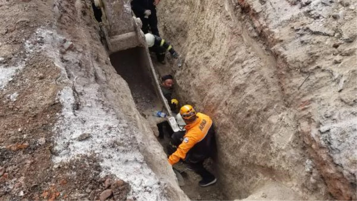 Son dakika haber! Kanalizasyon kazısında göçük, işçi boğazına kadar toprağa battı