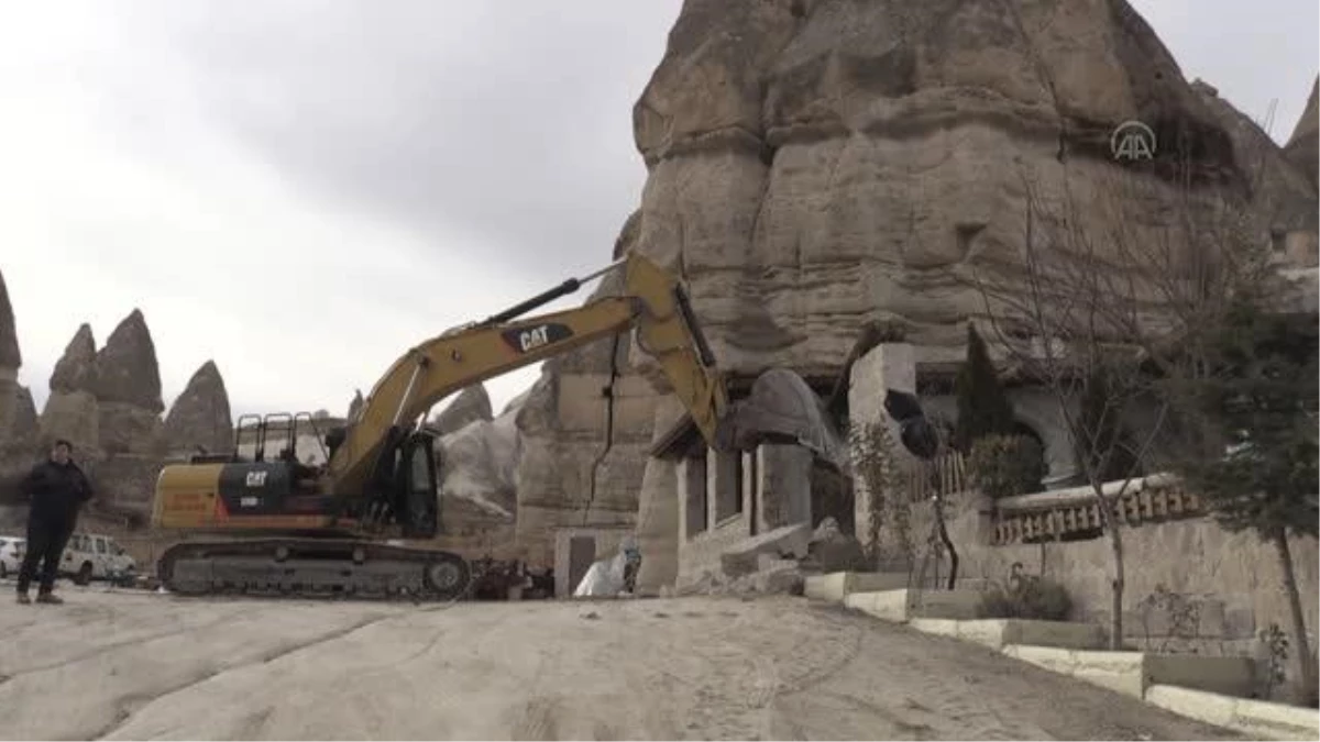 Kapadokya\'da peribacalarının yakınındaki yapıların yıkımı sürüyor