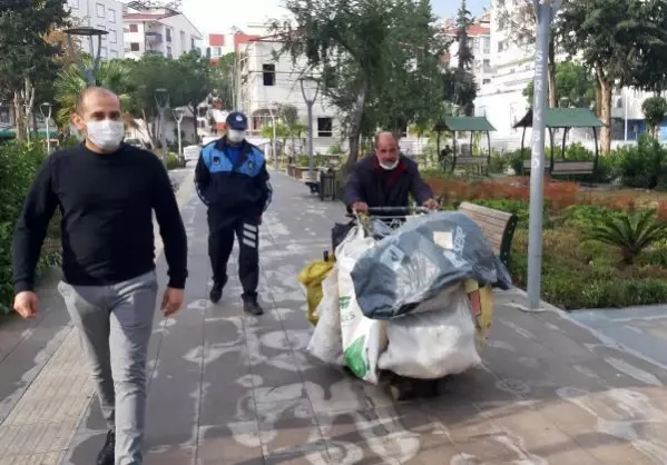 Kış günü parkta yatarken bulundu, zabıta ve bekçiler destek oldu, System.String[]