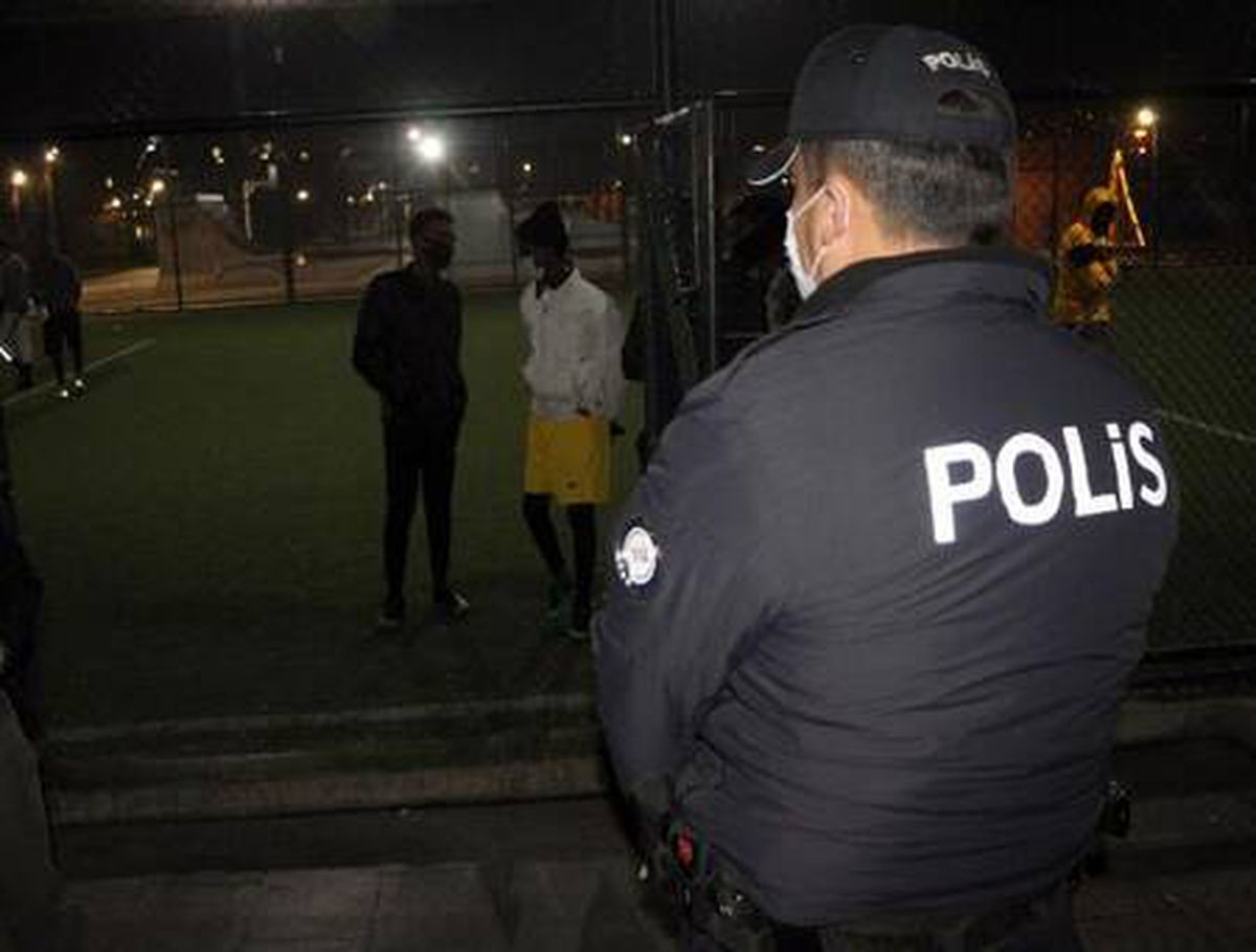 Kısıtlama saatinde maç yapan 12 siyahi öğrenci polise yakalandı
