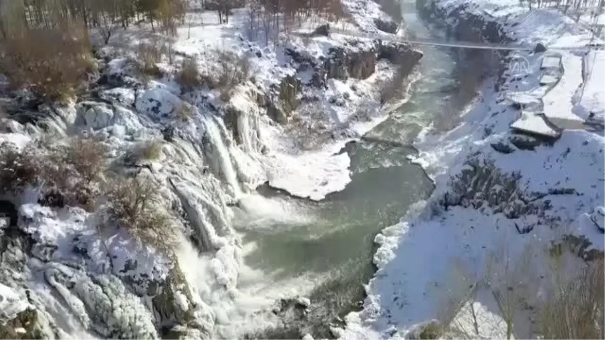 Kısmen donan Muradiye Şelalesi eşsiz manzaralar sunuyor