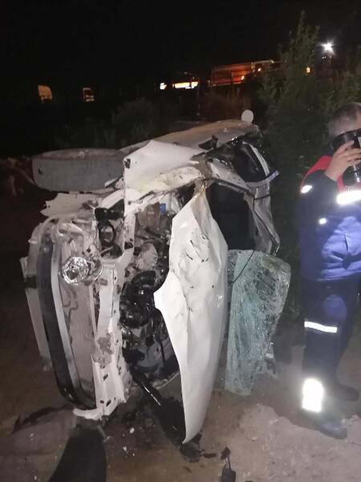 Otomobil, portakal bahçesine uçtu: 2 ölü