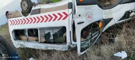 Sağlık personelini taşıyan araç şarampole devrildi: 1 ölü, 12 yaralı Sağlık personelini taşıyan araç şarampole devrildi: 1 ölü, 12 yaralı