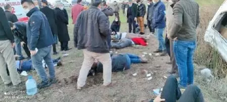 Sağlık personelini taşıyan araç şarampole devrildi: 1 ölü, 12 yaralı Sağlık personelini taşıyan araç şarampole devrildi: 1 ölü, 12 yaralı