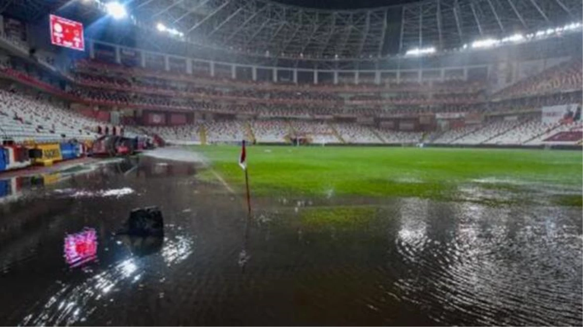 Son Dakika: Antalyaspor-Hatayspor maçı yoğun yağış nedeniyle ertelendi