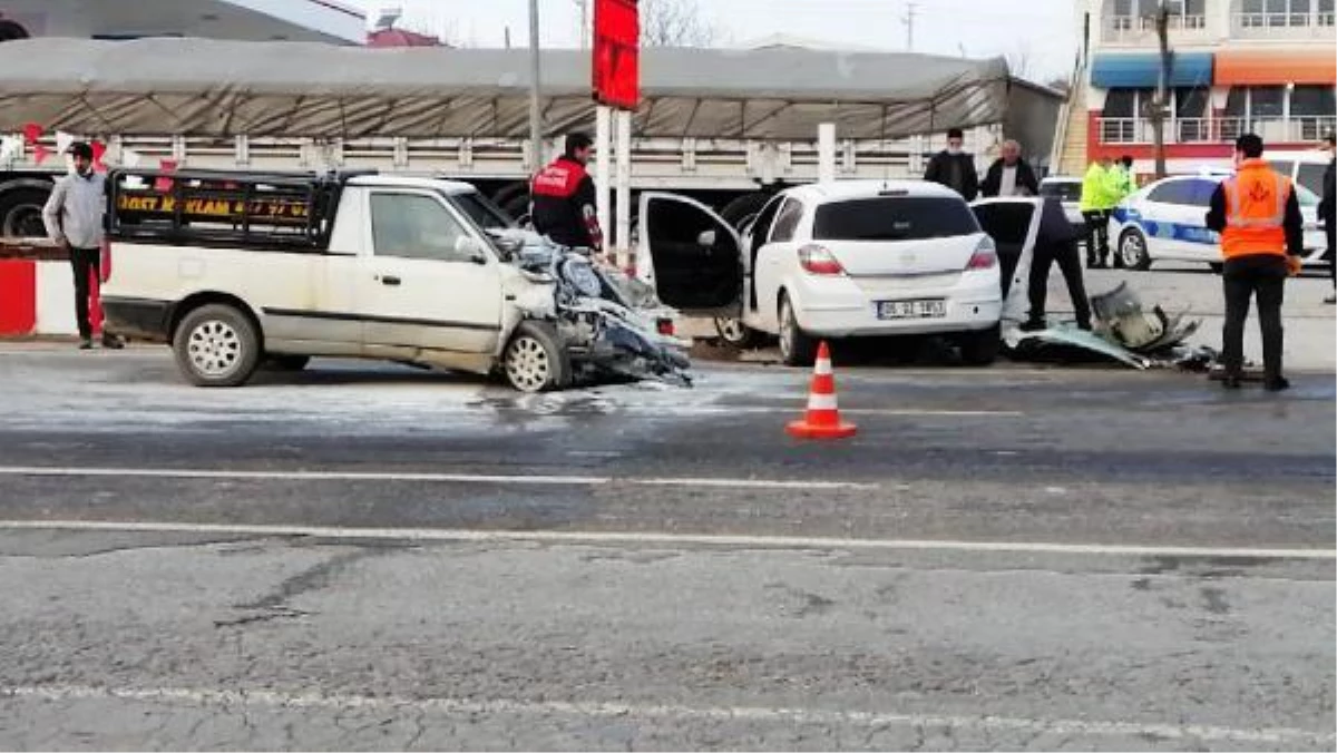 Tatvan\'da otomobil ile kamyonet çarpıştı: 1 ölü, 5 yaralı