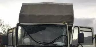 Son dakika haberi... TIR'a çarpan kamyonda sıkışan sürücüyü itfaiye ekibi kurtardı