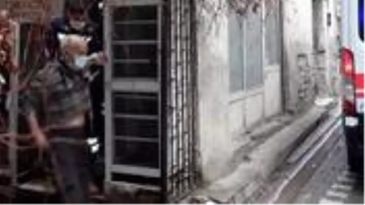 Yaşlı adam kendini bıçakla doğradı! Esnaf son anda yetişti