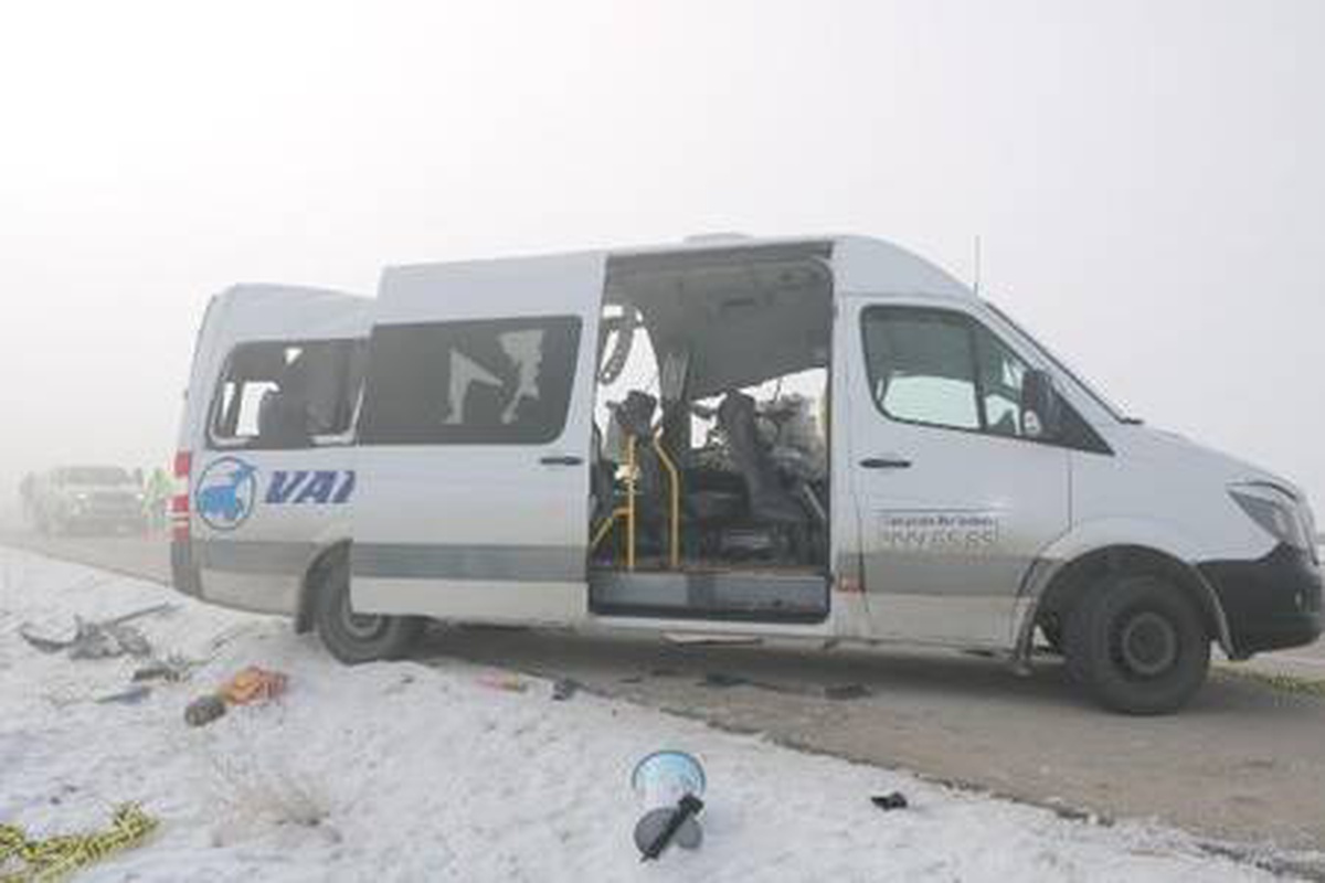 Son dakika haberi: Yüksekova\'da yolcu minibüsü TIR\'la çarpıştı: 4 ölü, 5 yaralı (3)
