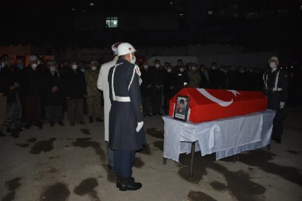 Son dakika haberleri! Yüksekova'daki kazada ölen genç, Şemdinli'de askeri törenle toprağa verildi