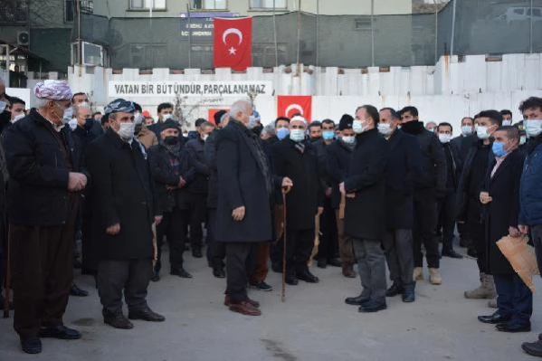 Son dakika haberleri! Yüksekova'daki kazada ölen genç, Şemdinli'de askeri törenle toprağa verildi