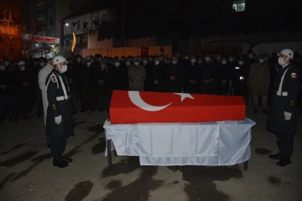 Son dakika haberleri! Yüksekova'daki kazada ölen genç, Şemdinli'de askeri törenle toprağa verildi