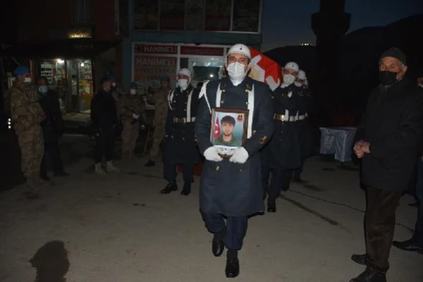 Son dakika haberleri! Yüksekova'daki kazada ölen genç, Şemdinli'de askeri törenle toprağa verildi