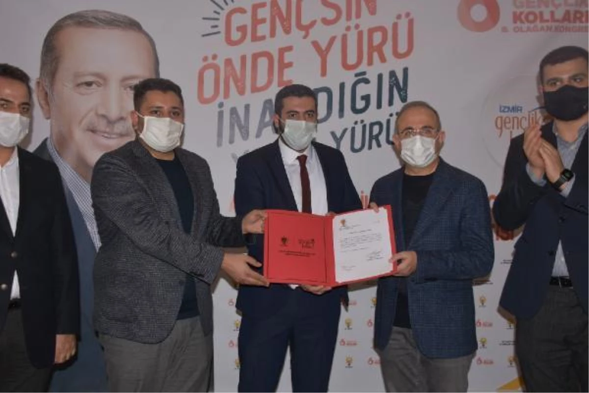 AK Parti İzmir İl teşkilatında, göreve başlayan gençlik kolları başkanlarına mazbataları verildi