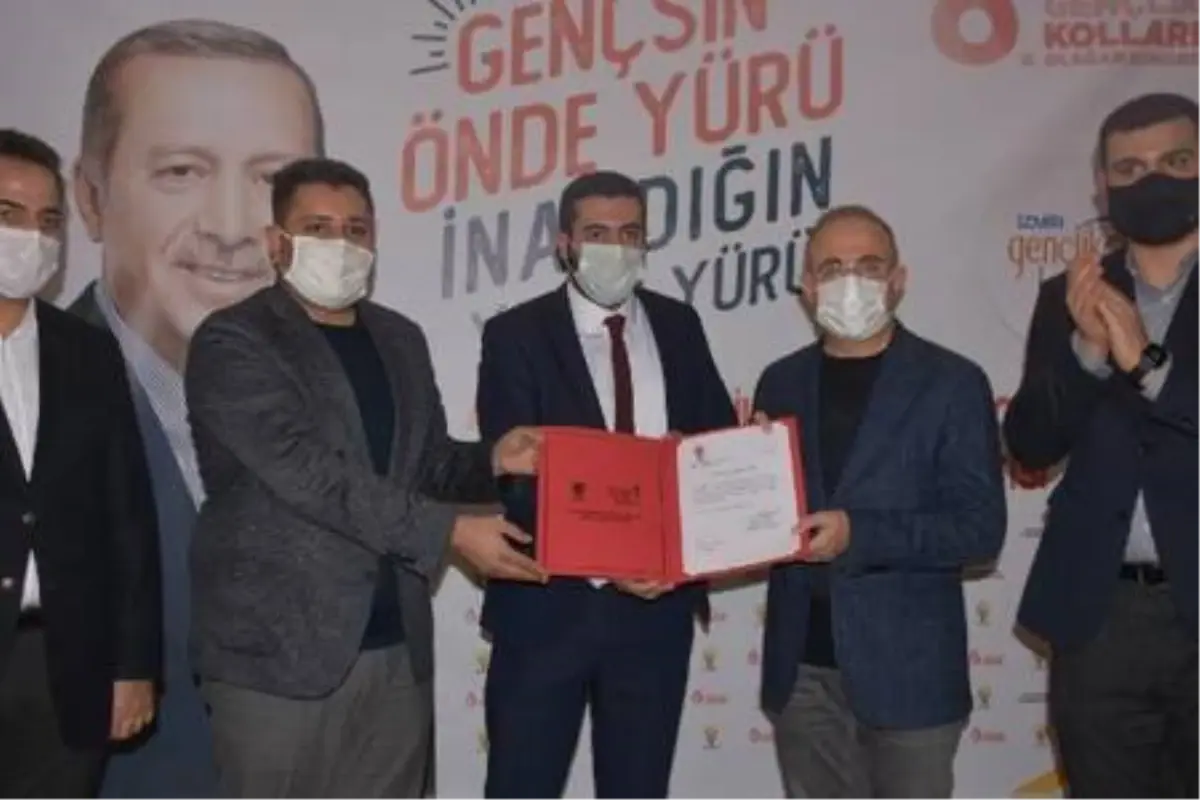 AK Parti İzmir İl teşkilatında, göreve başlayan gençlik kolları başkanlarına mazbataları verildi