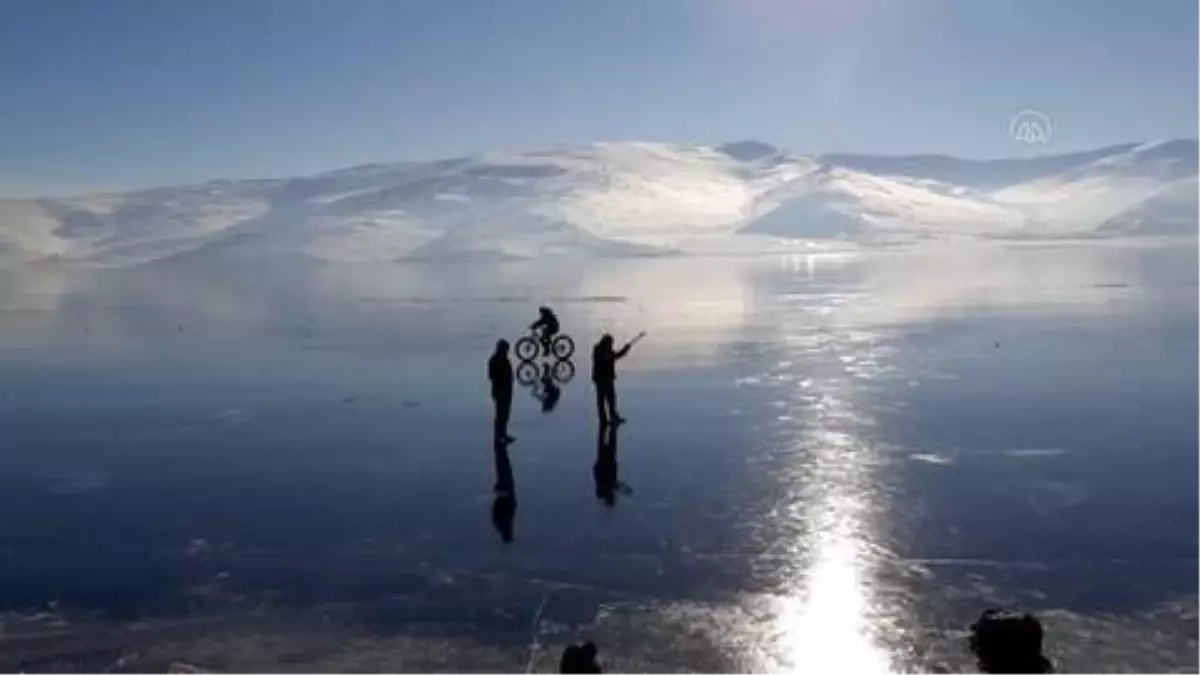 Son dakika kültür sanat: Ardahanlı ozan buzla kaplı Çıldır Gölü üzerinde mini konser verdi