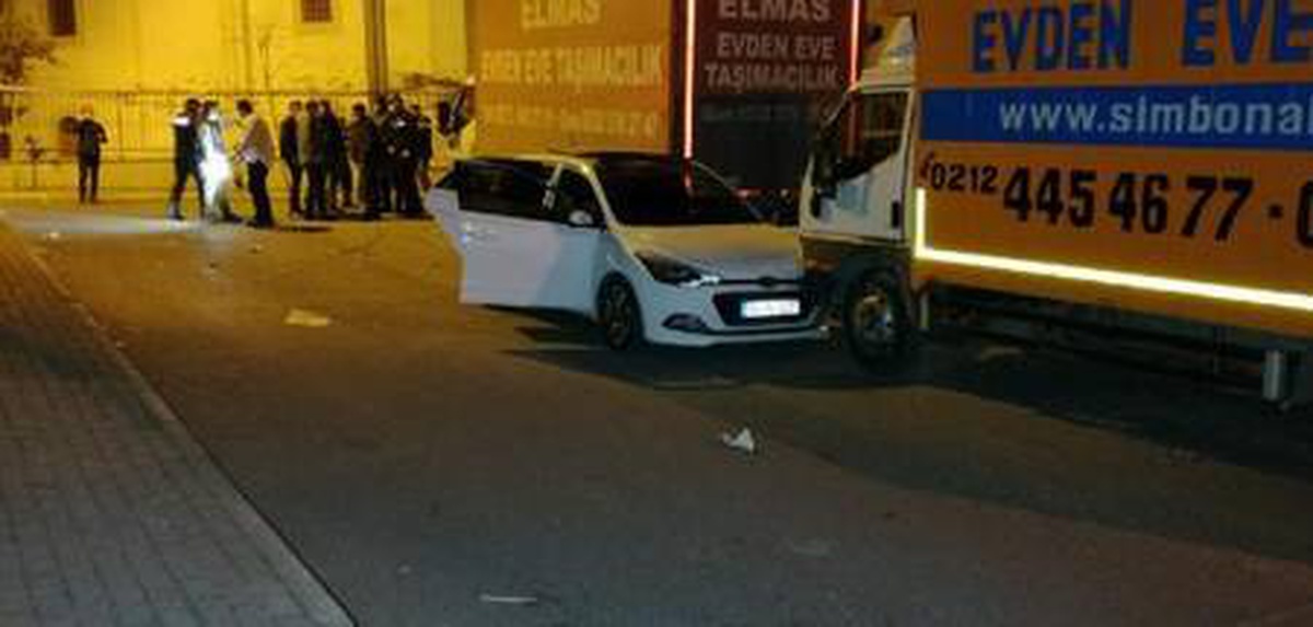 Son dakika haber! BAĞCILAR\'DA OTOMOBİLİNDE SİLAHLI SALDIRIYA UĞRAYAN KİŞİ AĞIR YARALANDI