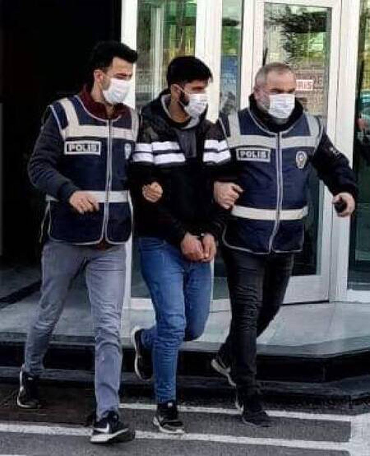 Son dakika haberi! Berberde, saçının taranmasını beğenmeyince 2 kişiyi bıçaklayan saldırganın kaçma anı güvenlik kamerasında (2)