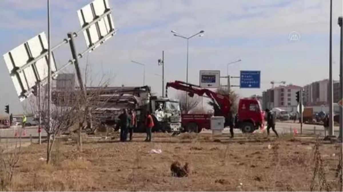 Beton pompa tırı otomobile çarptı: 4 yaralı (2)