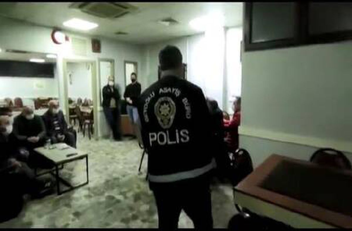 Son dakika haberi | BEYOĞLU\'NDA KISITLAMADA KAHVEHANEYE KORONAVİRÜS BASKINI