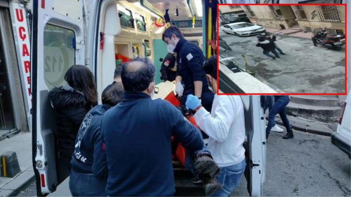 Beyoğlu\'ndaki bıçaklı kavga anbean kamerada! Boğazından bıçaklanan kişi hayatını kaybetti