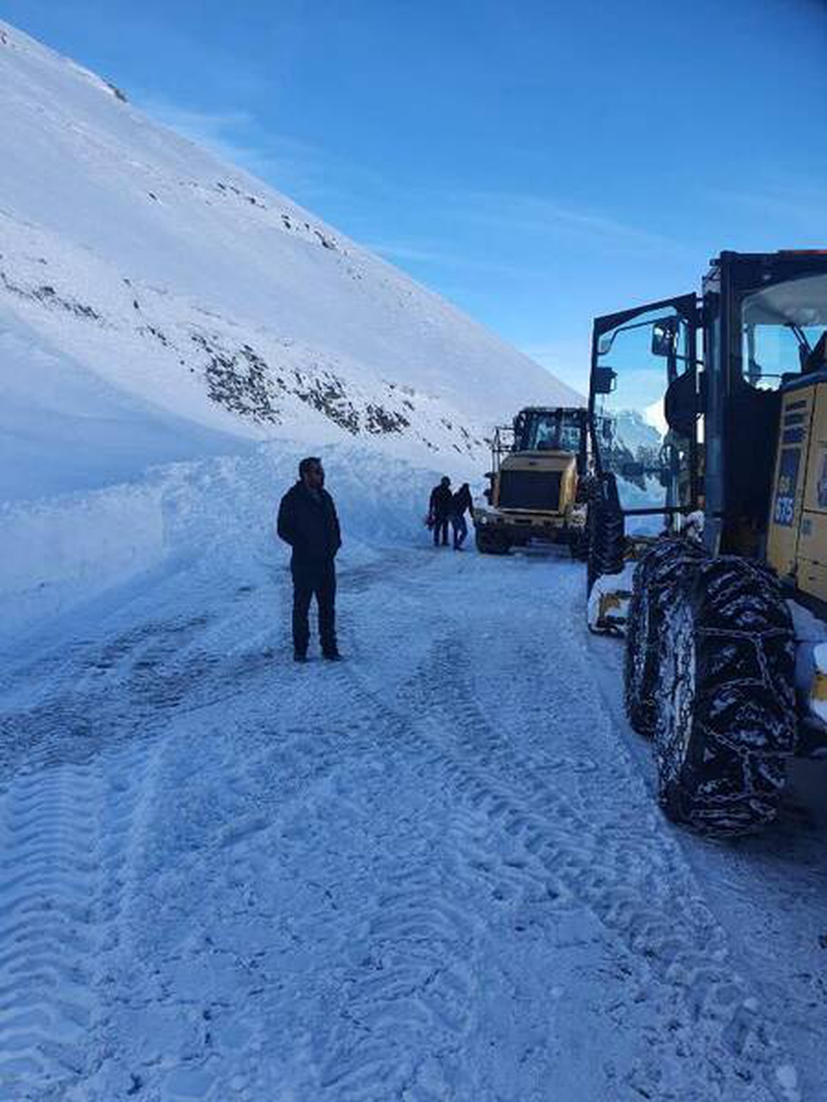 Çığ riski yüzünden kapatılan Van- Bahçesaray yolu, ulaşıma açıldı